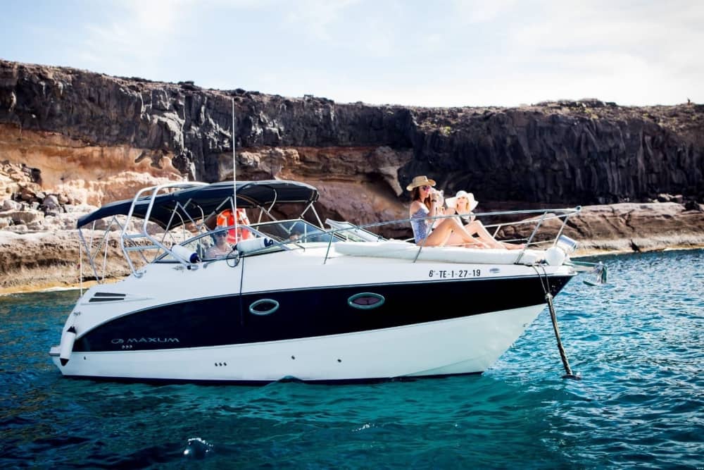 Découvrez les rivages de Costa Adeje : une excursion d'une journée complète à bord d'un bateau à moteur
