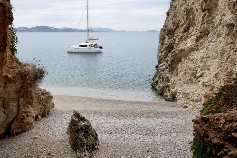 Fünfstündige private Luxuskreuzfahrt bei traumhaftem Sonnenuntergang in Nafplio mit dem Katamaran Romvi