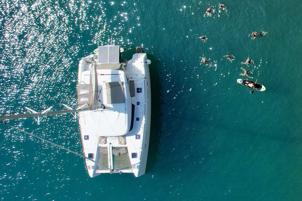 Fünfstündige private Luxuskreuzfahrt bei traumhaftem Sonnenuntergang in Nafplio mit dem Katamaran Romvi