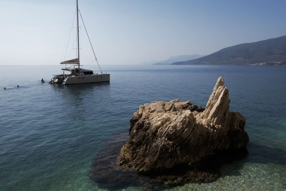 Fünfstündige private Luxuskreuzfahrt bei traumhaftem Sonnenuntergang in Nafplio mit dem Katamaran Romvi