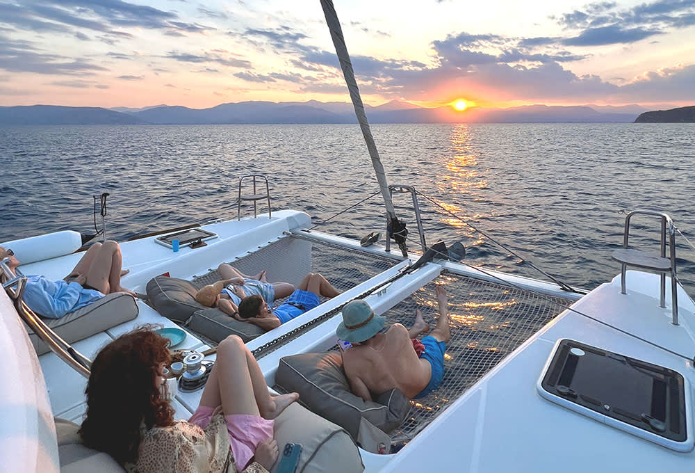 Fünfstündige private Luxuskreuzfahrt bei traumhaftem Sonnenuntergang in Nafplio mit dem Katamaran Romvi