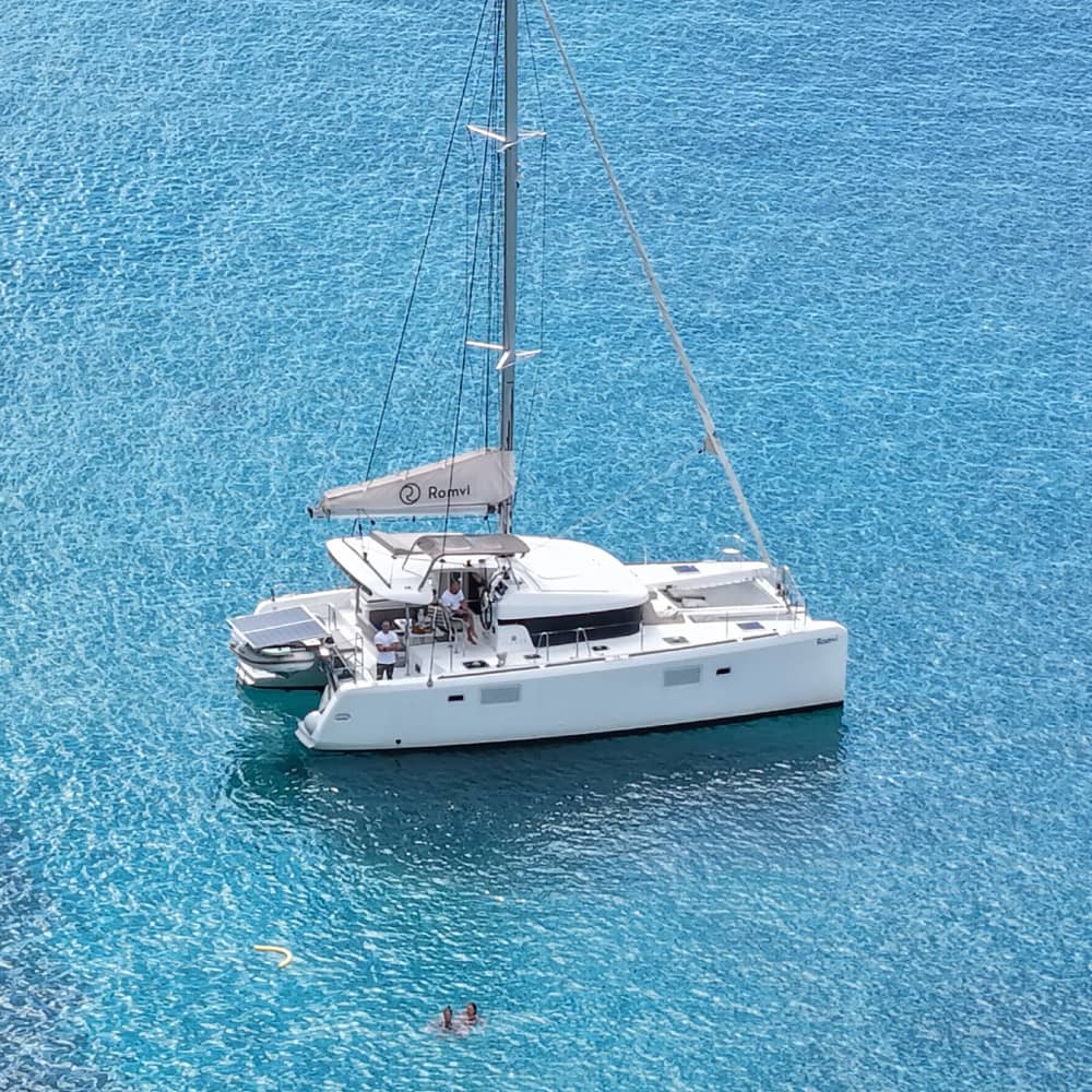 Fünfstündige private Luxuskreuzfahrt am Morgen entlang der Strände von Nafplio mit dem Katamaran Romvi