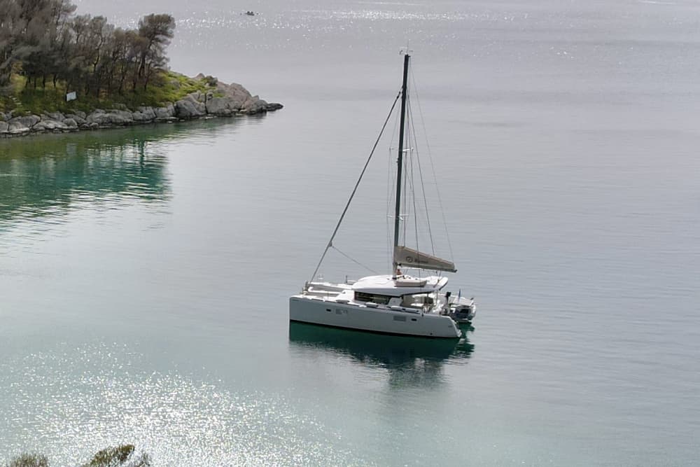 Fünfstündige private Luxuskreuzfahrt am Morgen entlang der Strände von Nafplio mit dem Katamaran Romvi