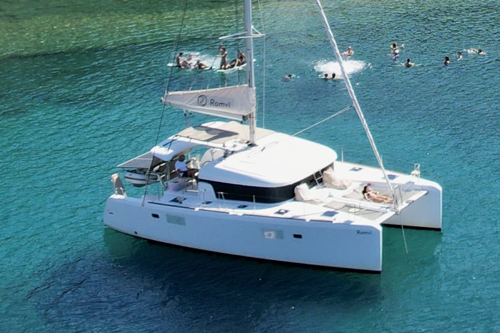 Fünfstündige private Luxuskreuzfahrt am Morgen entlang der Strände von Nafplio mit dem Katamaran Romvi