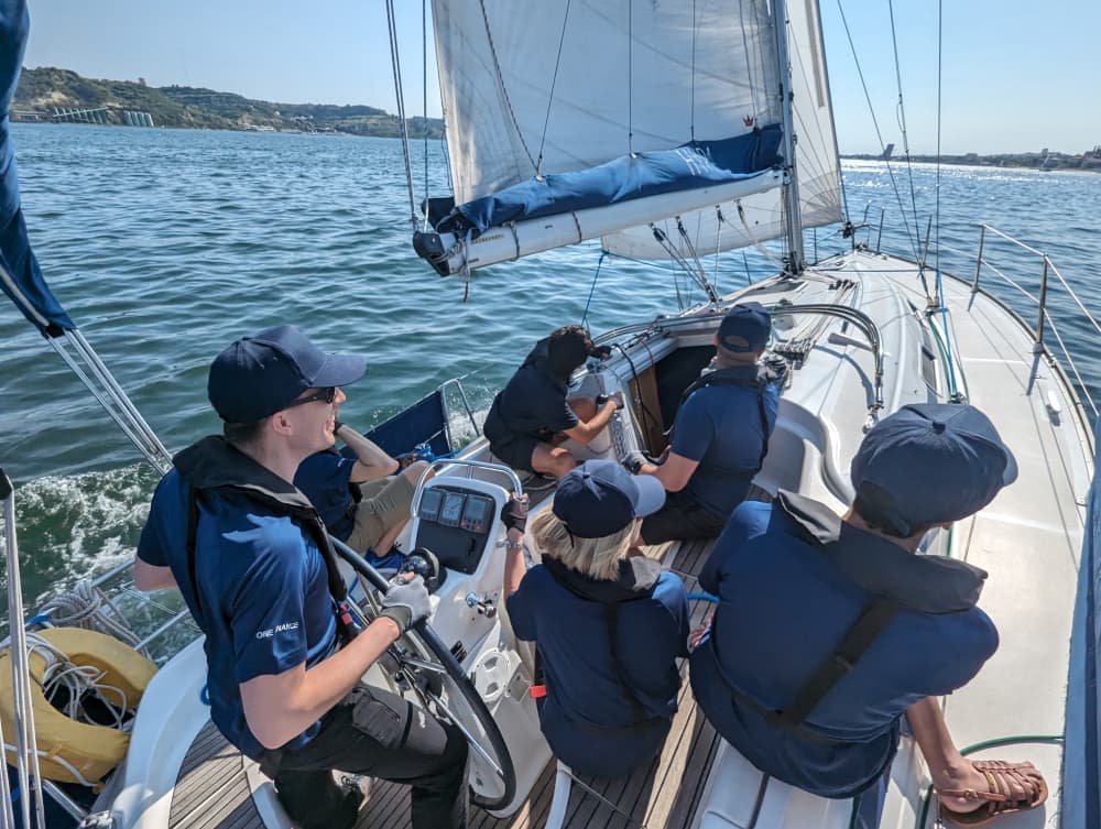 2-часовая прогулка на парусной яхте в Лиссабоне