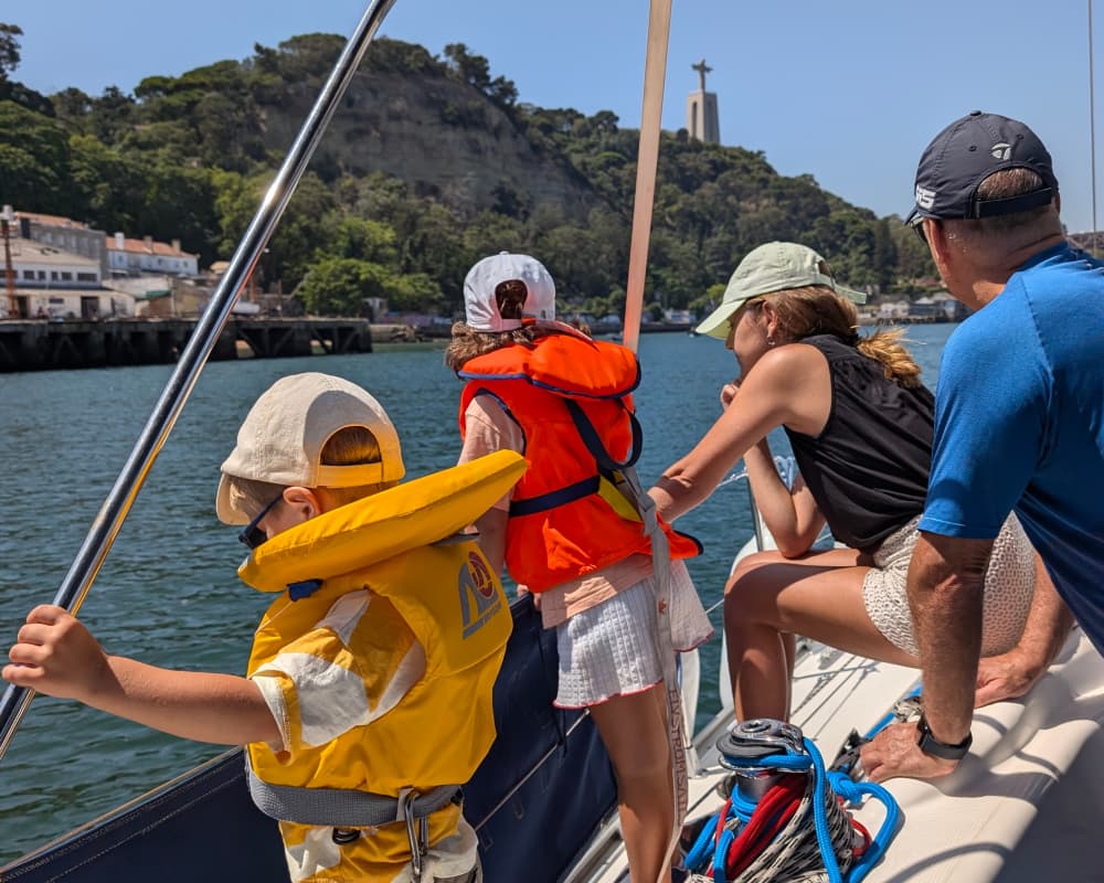 Escursione in barca di 2 ore sul fiume Tago in famiglia da Lisbona
