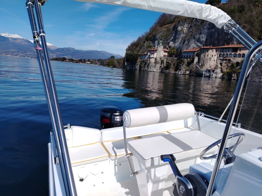 Ανακαλύψτε το Leggiuno: Μια ολόκληρη μέρα με ήλιο σε ένα μηχανοκίνητο σκάφος