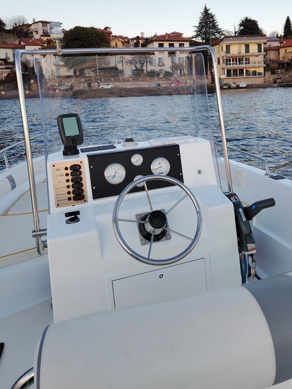 Ανακαλύψτε το Leggiuno: Μια ολόκληρη μέρα με ήλιο σε ένα μηχανοκίνητο σκάφος