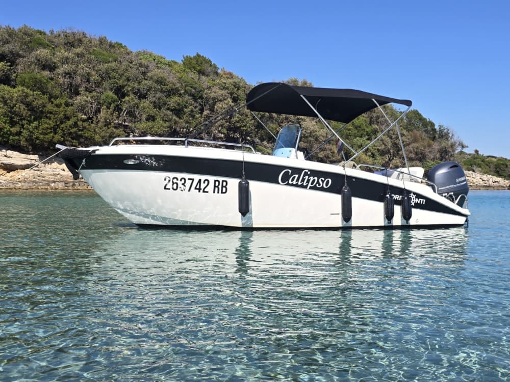 En dag runt Rab: Njut av 8 timmars upptäcktsfärder på en motorbåt