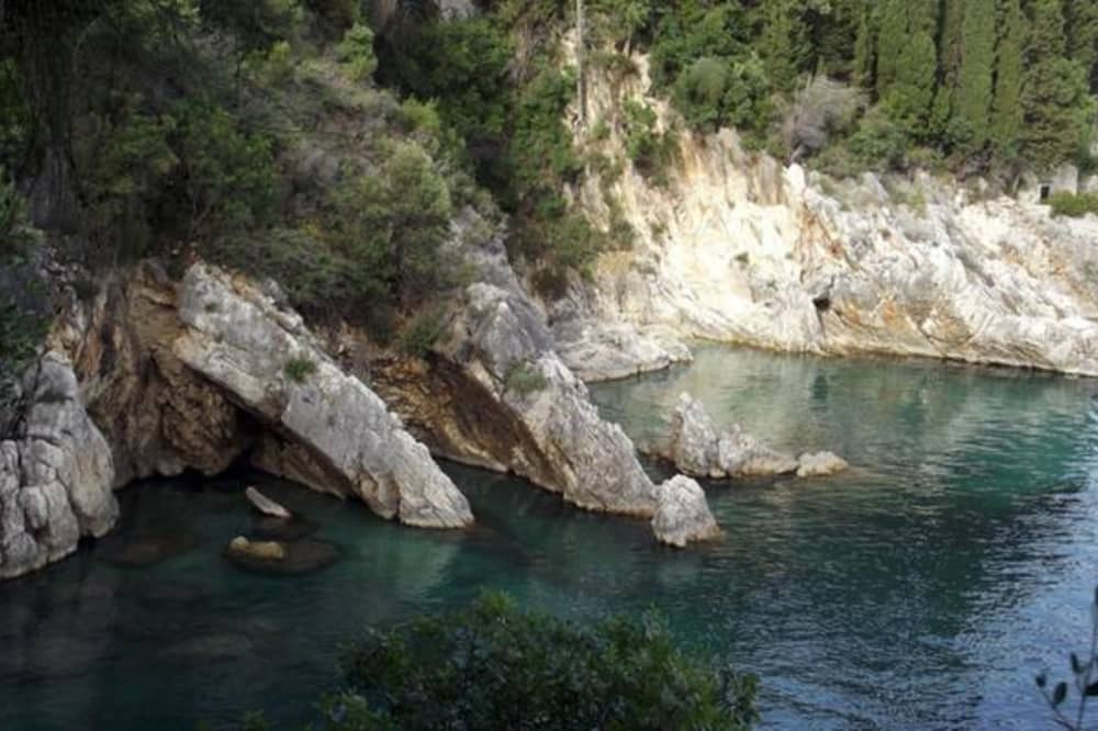 Απόδραση στην Ήσυχη Πλευρά: Ημιήμερη Εκδρομή με Βαρέλι στη Βορειοανατολική Κέρκυρα