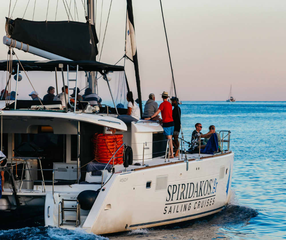 Privé catamarancruise overdag met barbecue, drankjes en vervoer