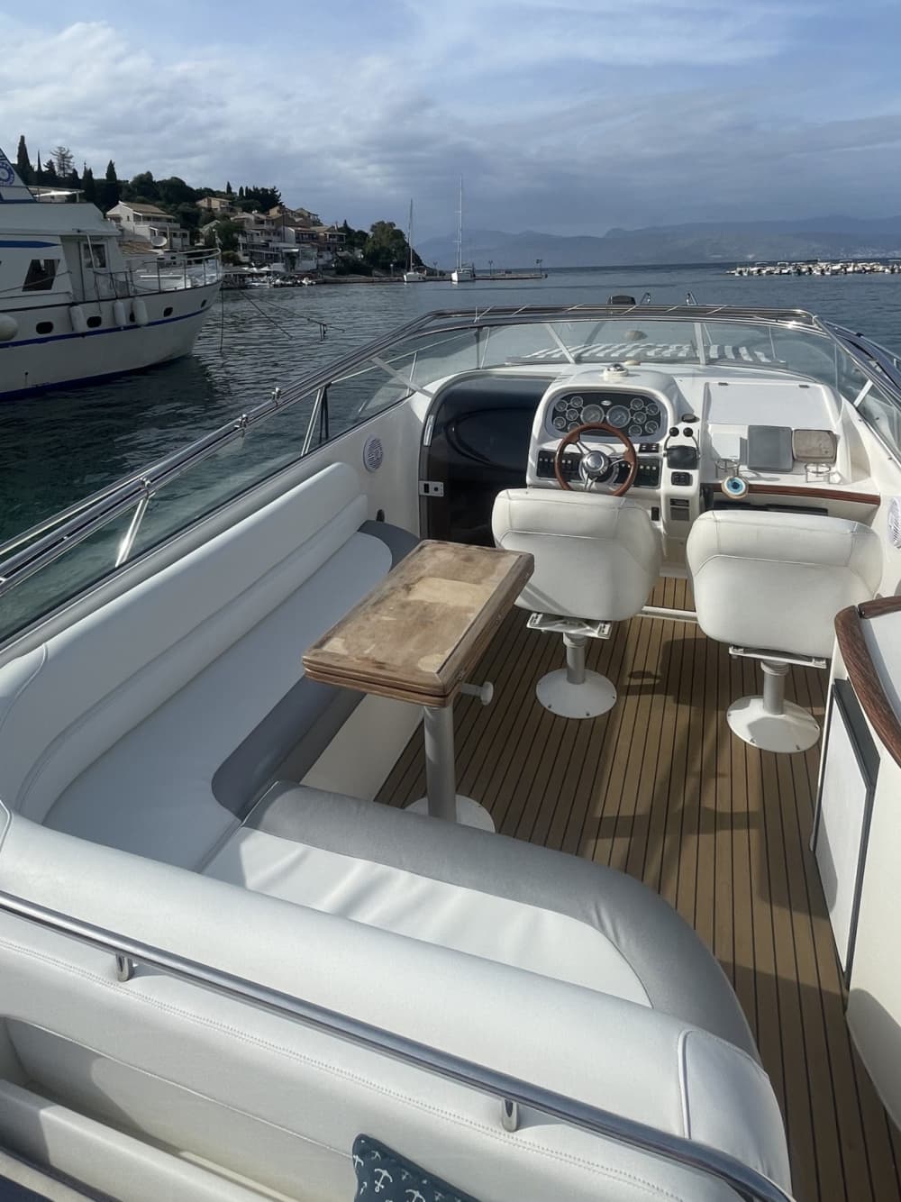 Blanc, bleu et divin : une journée complète sur un bateau à moteur