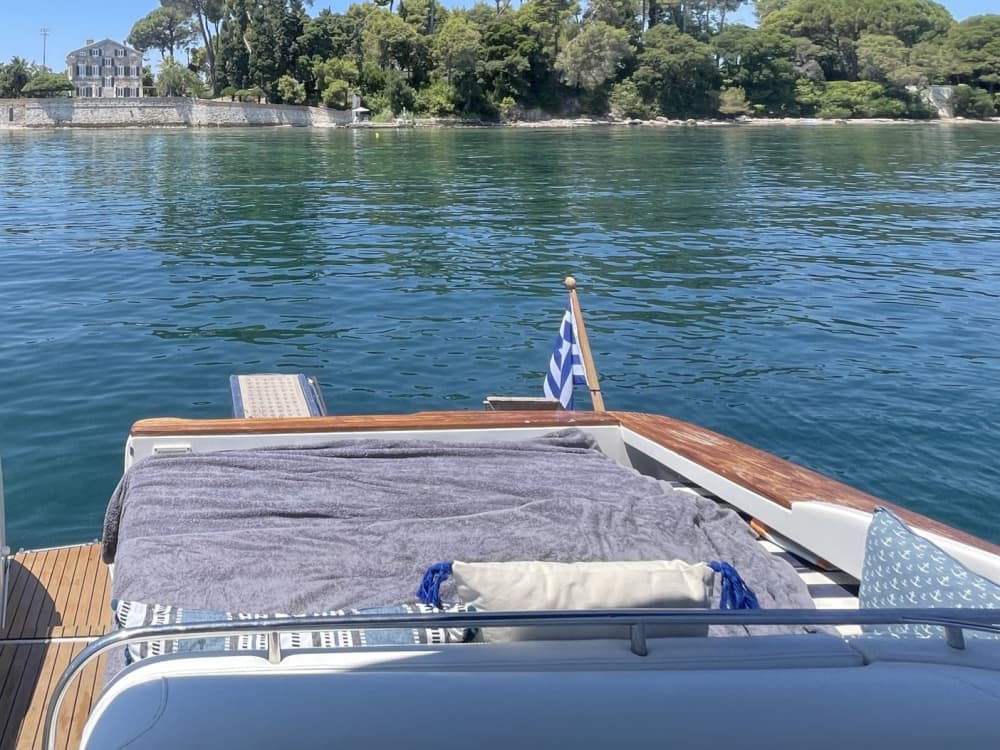 Blanc, bleu et divin : une journée complète sur un bateau à moteur