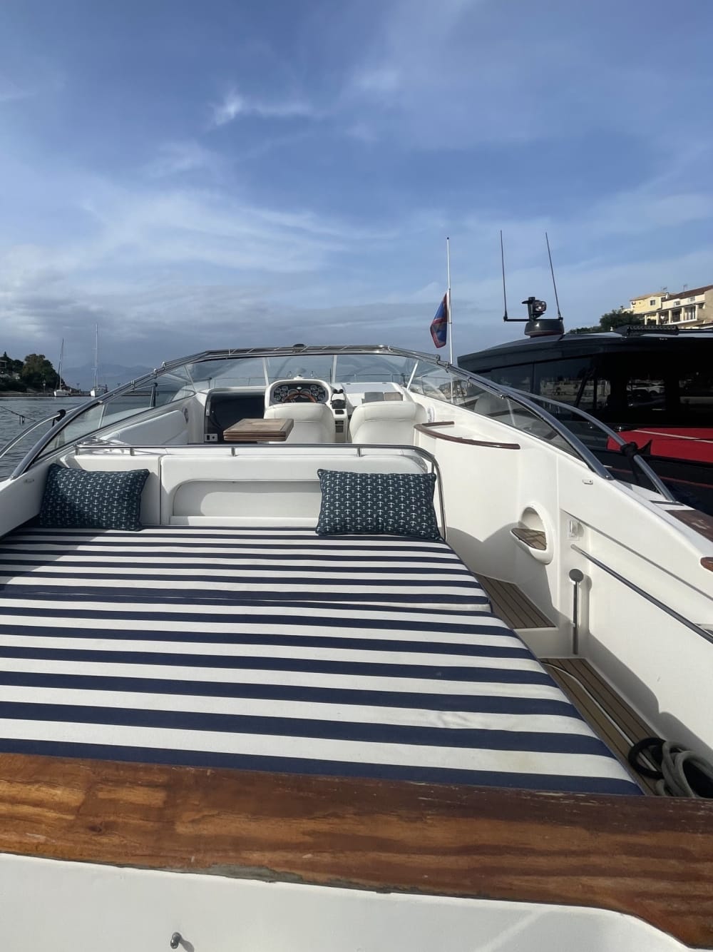 Blanc, bleu et divin : une journée complète sur un bateau à moteur
