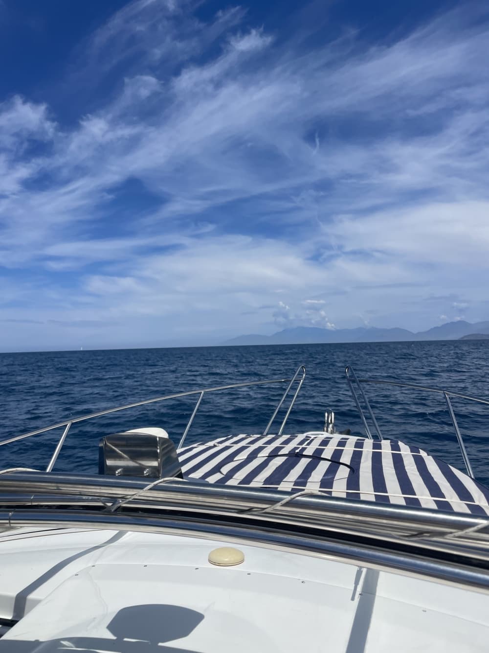 Blanc, bleu et divin : une journée complète sur un bateau à moteur