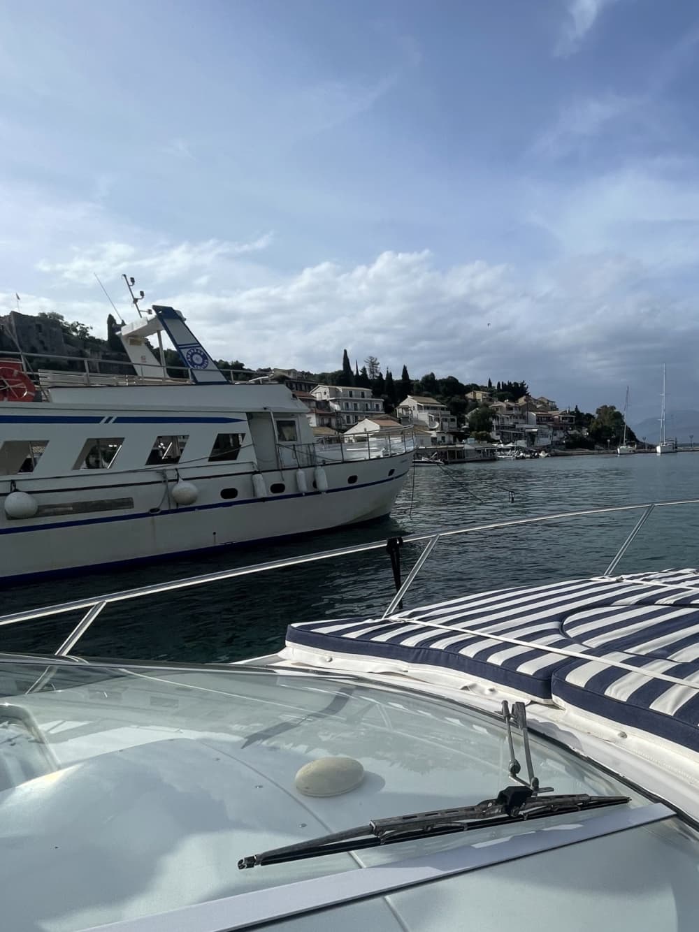 Blanc, bleu et divin : une journée complète sur un bateau à moteur