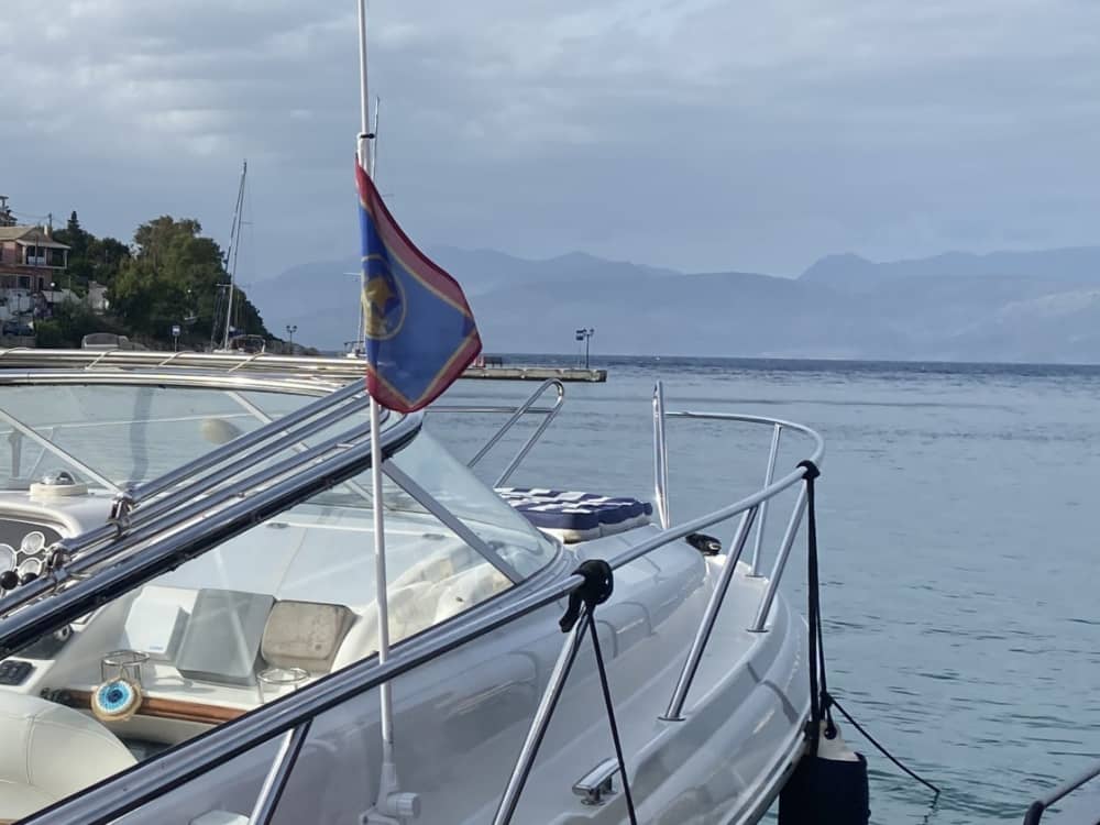 Blanc, bleu et divin : une journée complète sur un bateau à moteur
