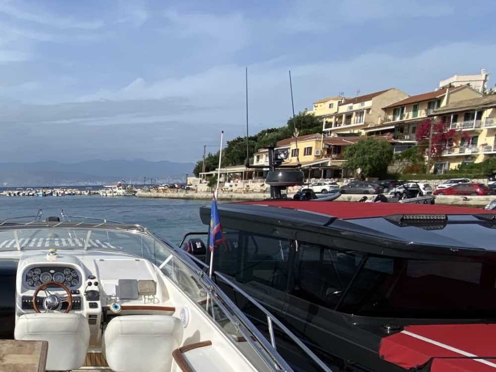 Blanc, bleu et divin : une journée complète sur un bateau à moteur