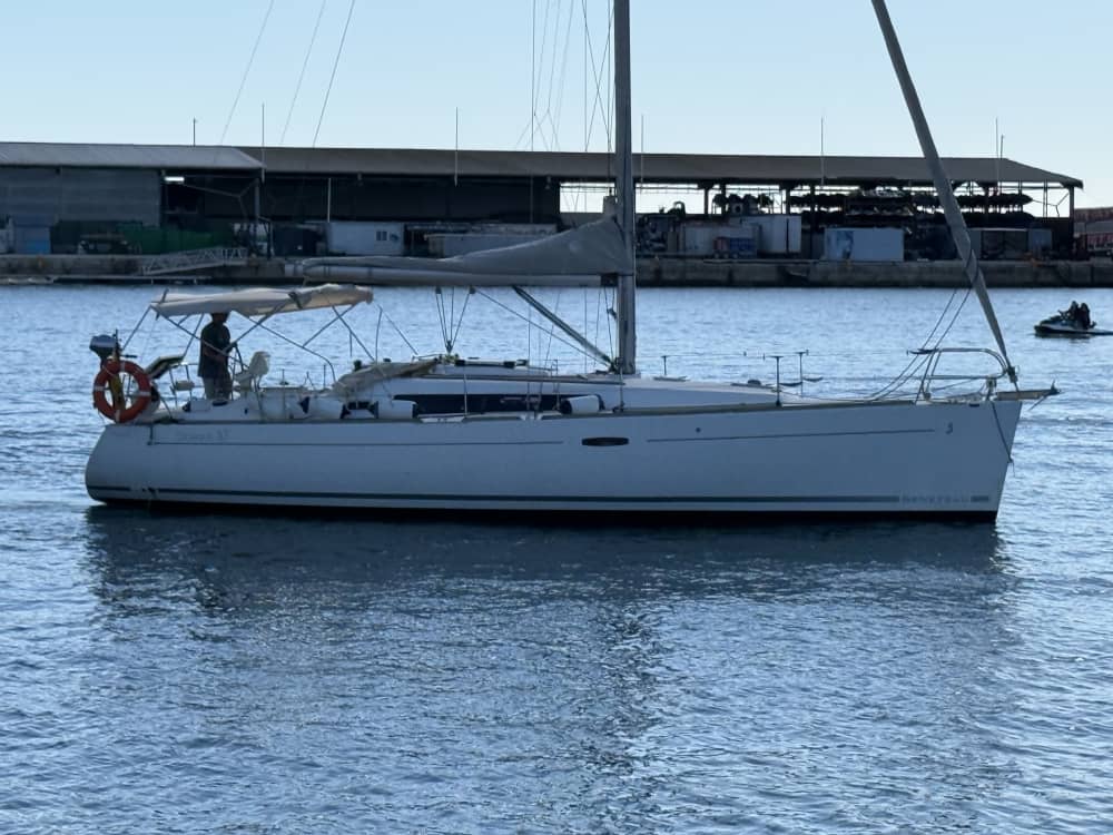 Pasa 8 horas en las cálidas aguas de Alicante.