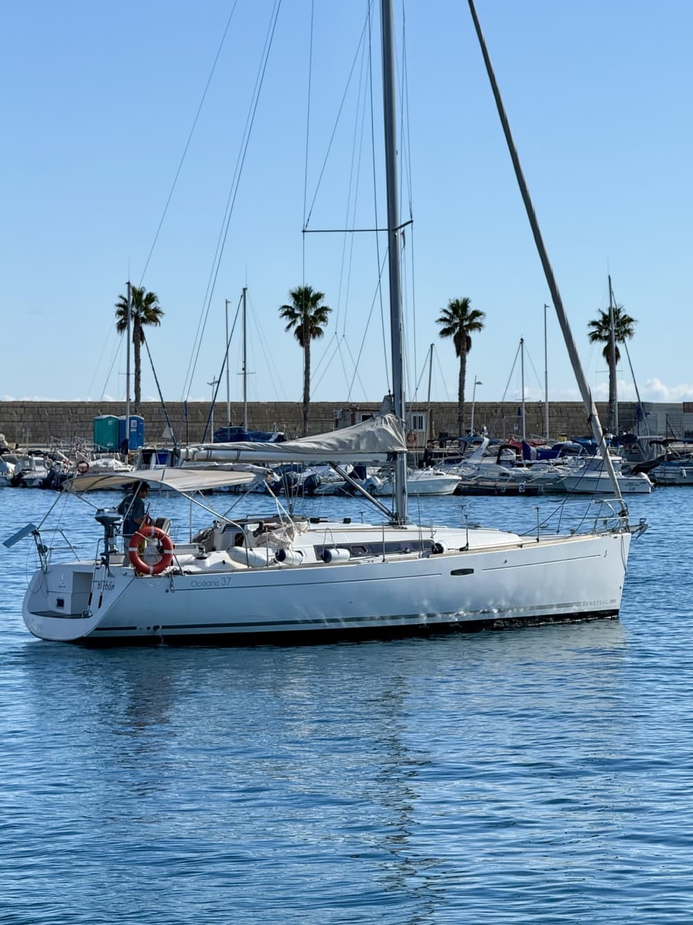 Pasa 8 horas en las cálidas aguas de Alicante.
