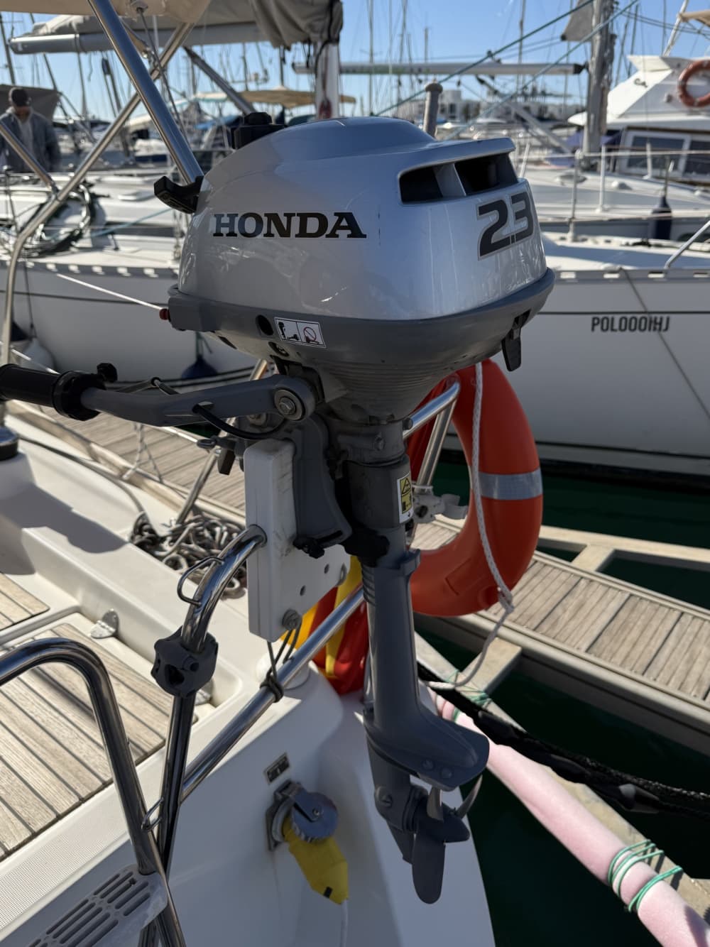 Pasa 8 horas en las cálidas aguas de Alicante.