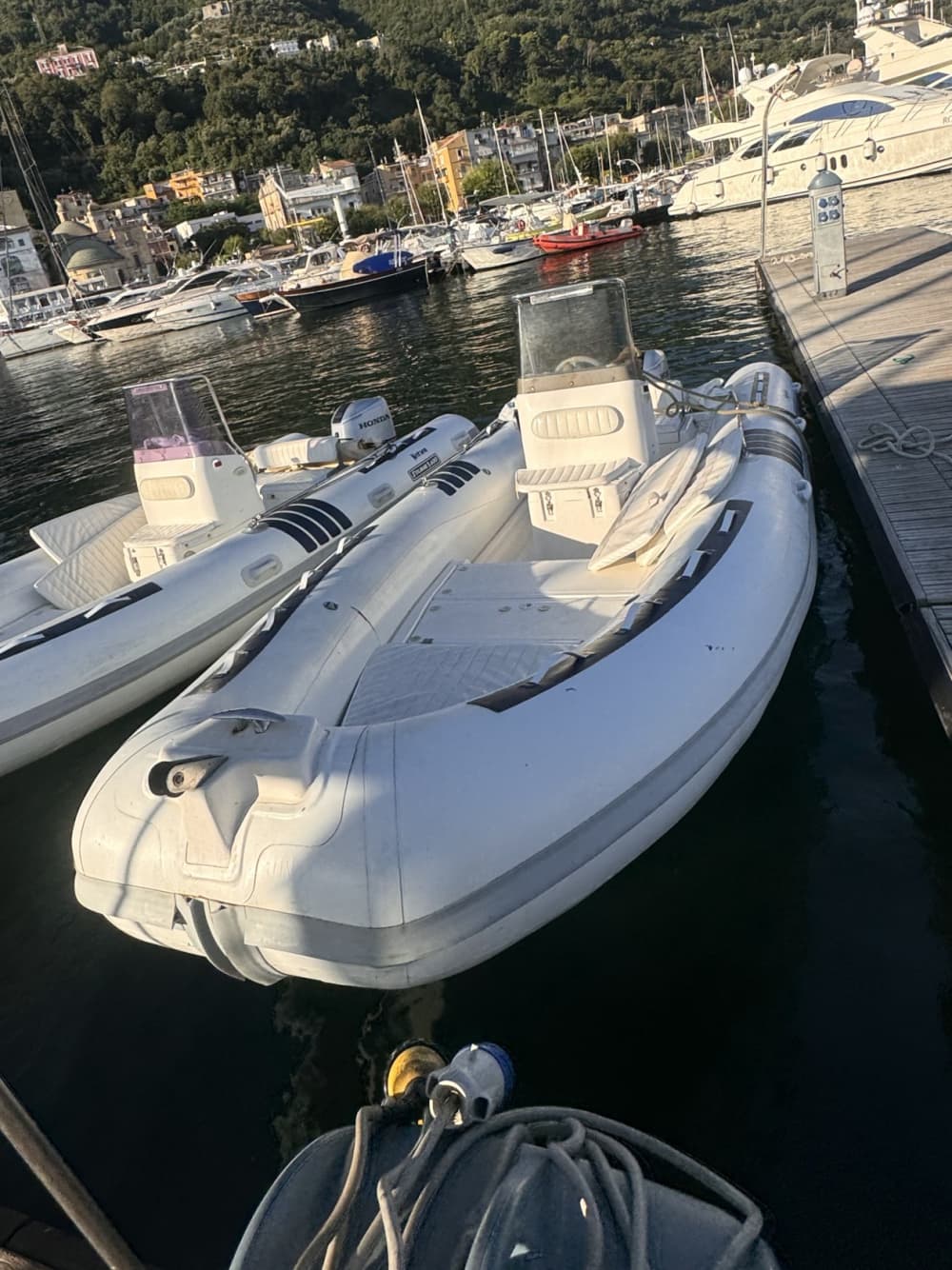 Scopri Sorrento con un'escursione di un'intera giornata in motoscafo.