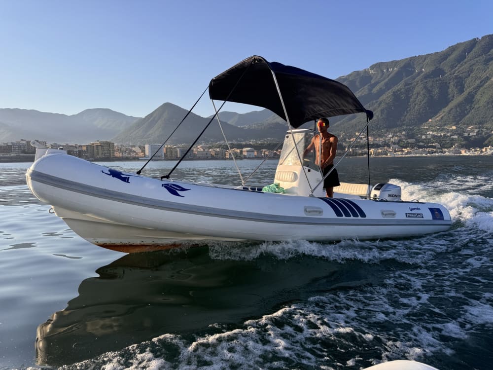 Scopri Sorrento con un'escursione di un'intera giornata in motoscafo.