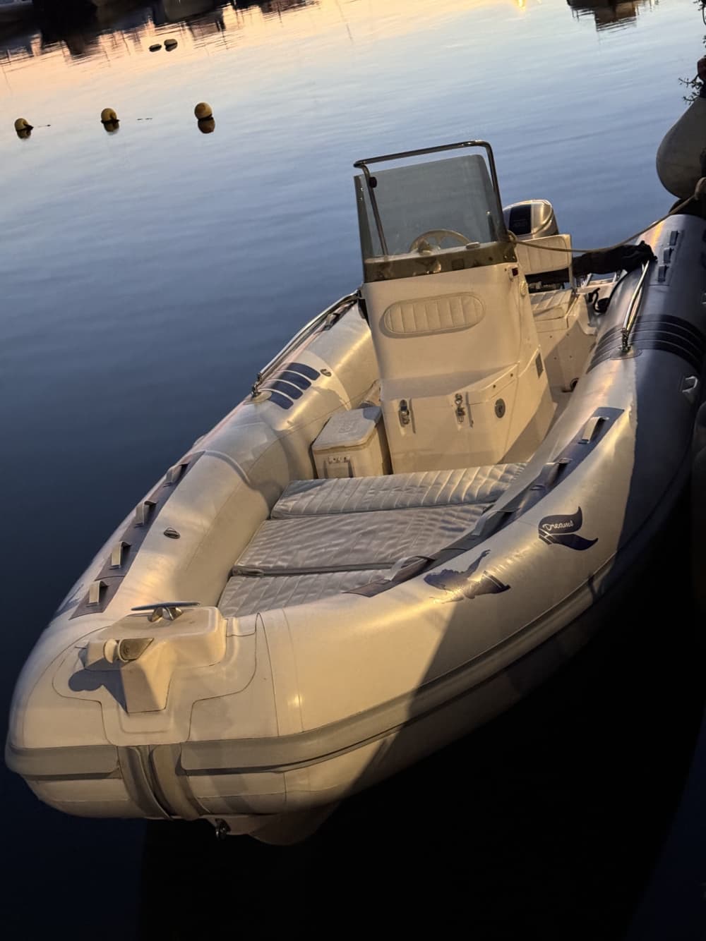 Scopri Sorrento con un'escursione di un'intera giornata in motoscafo.