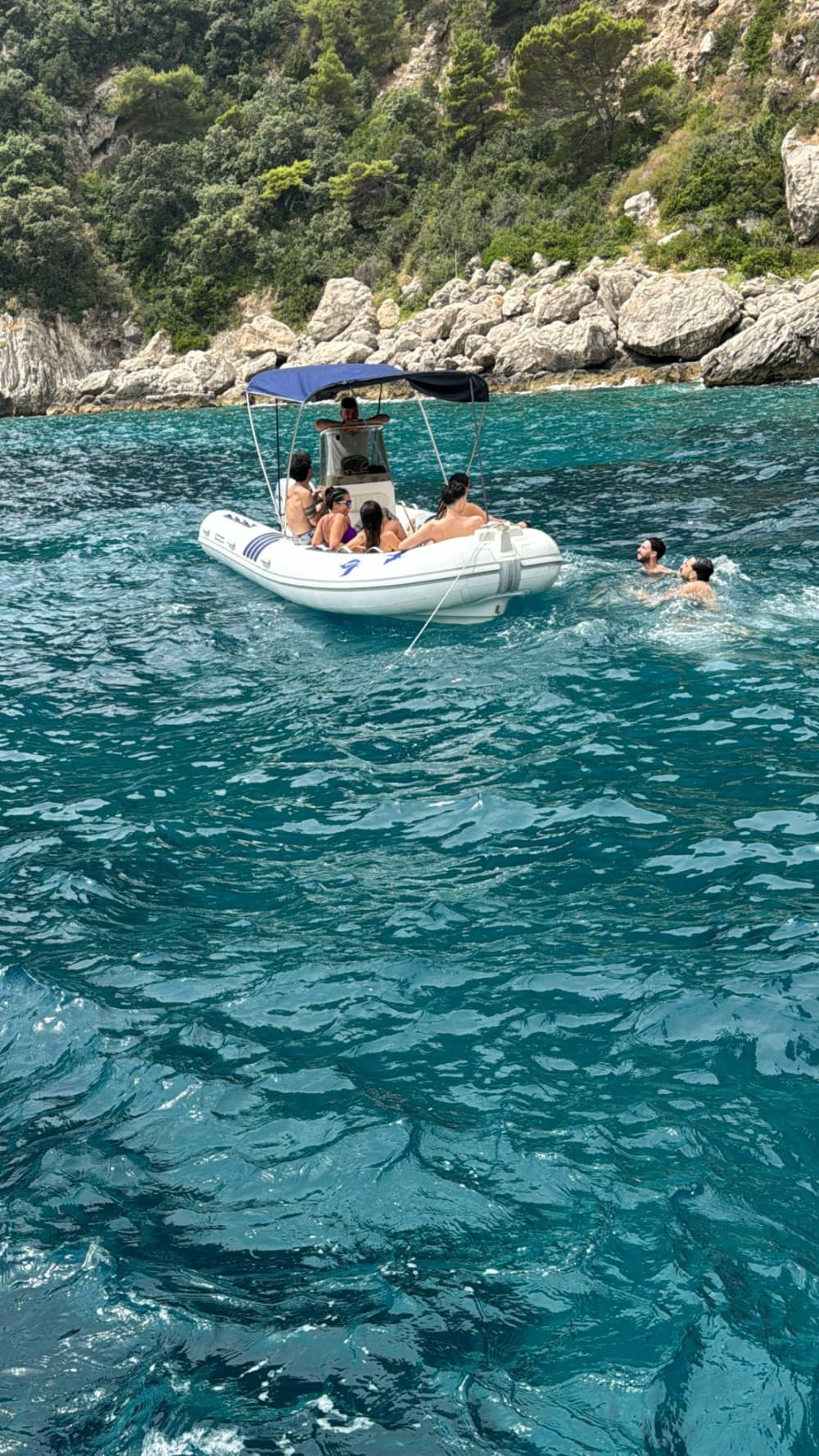 Scopri Sorrento con un'escursione di un'intera giornata in motoscafo.