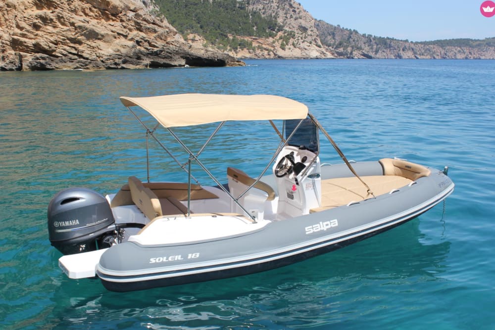 7 hours of hidden coves, swimming in the sea and the freedom of the Mediterranean