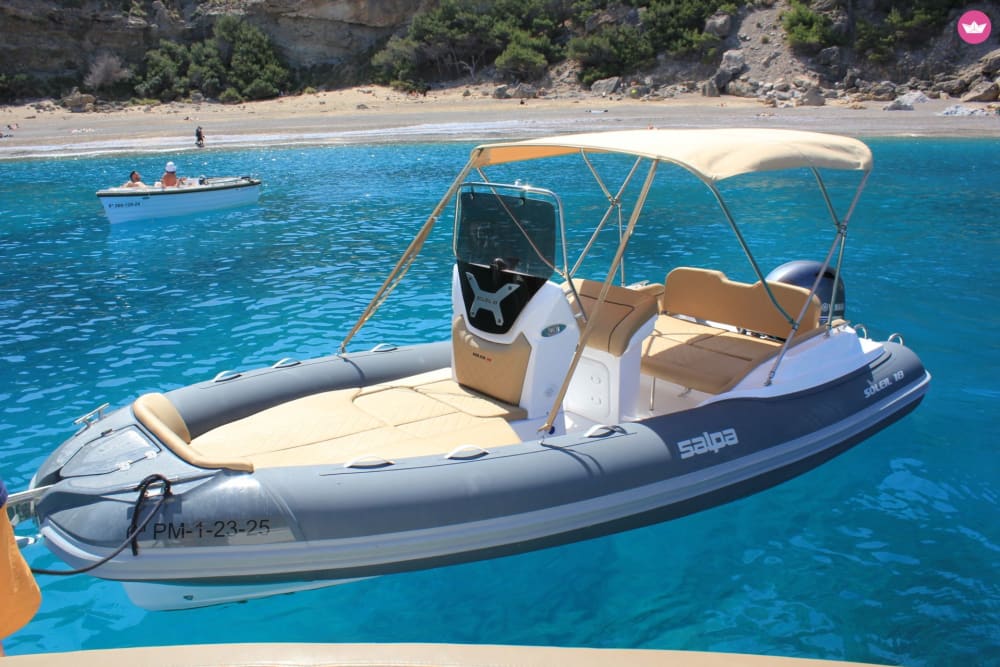 7 hours of hidden coves, swimming in the sea and the freedom of the Mediterranean