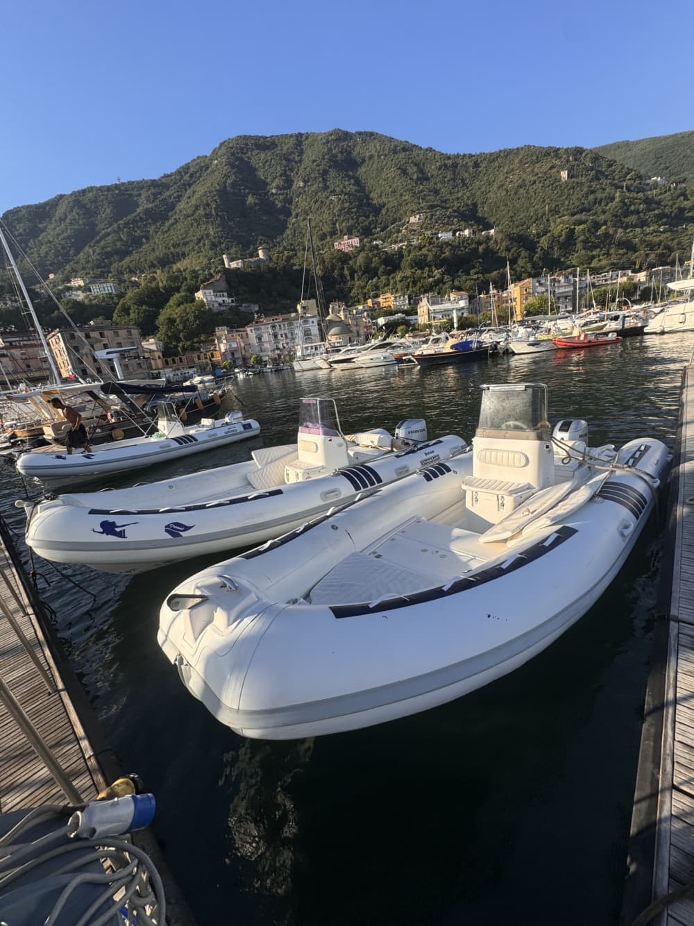 Scopri Sorrento a bordo di un motoscafo per 8 ore.