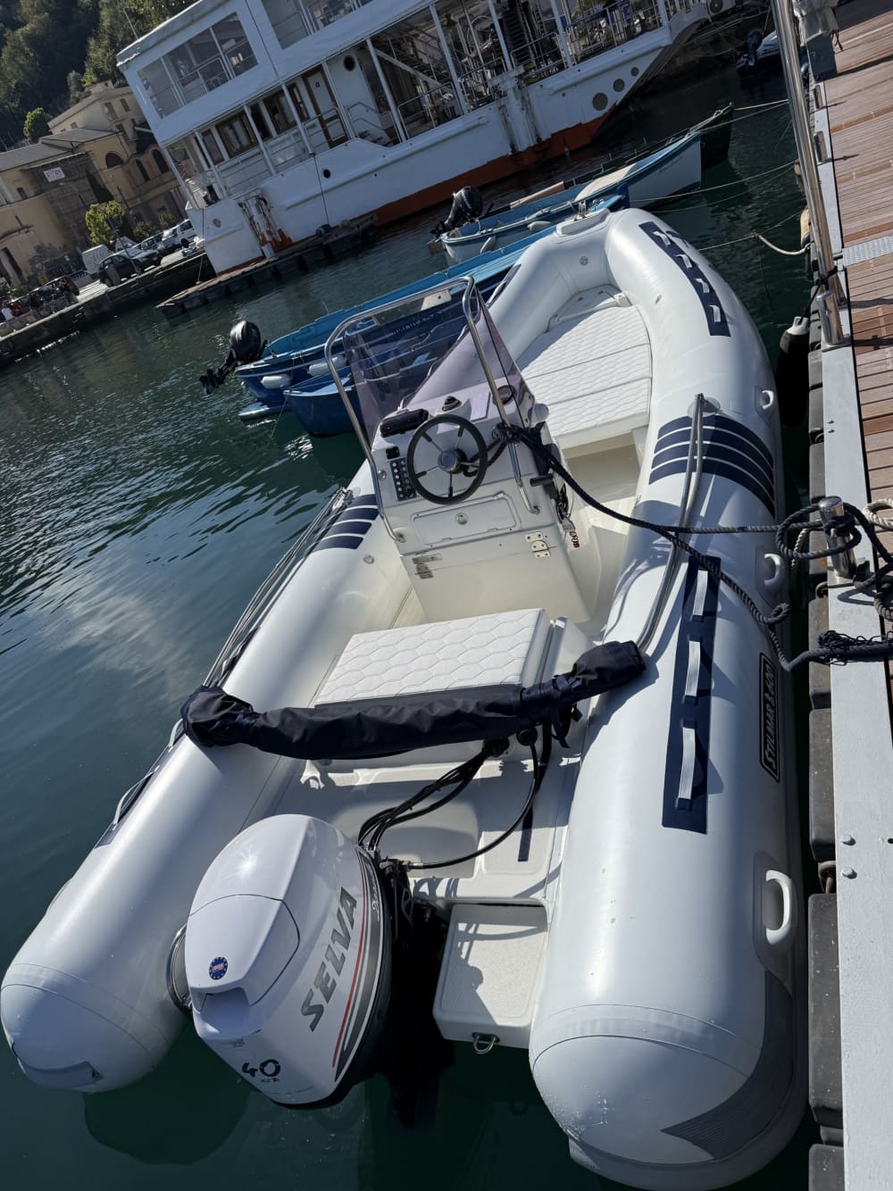 Scopri Sorrento a bordo di un motoscafo per 8 ore.