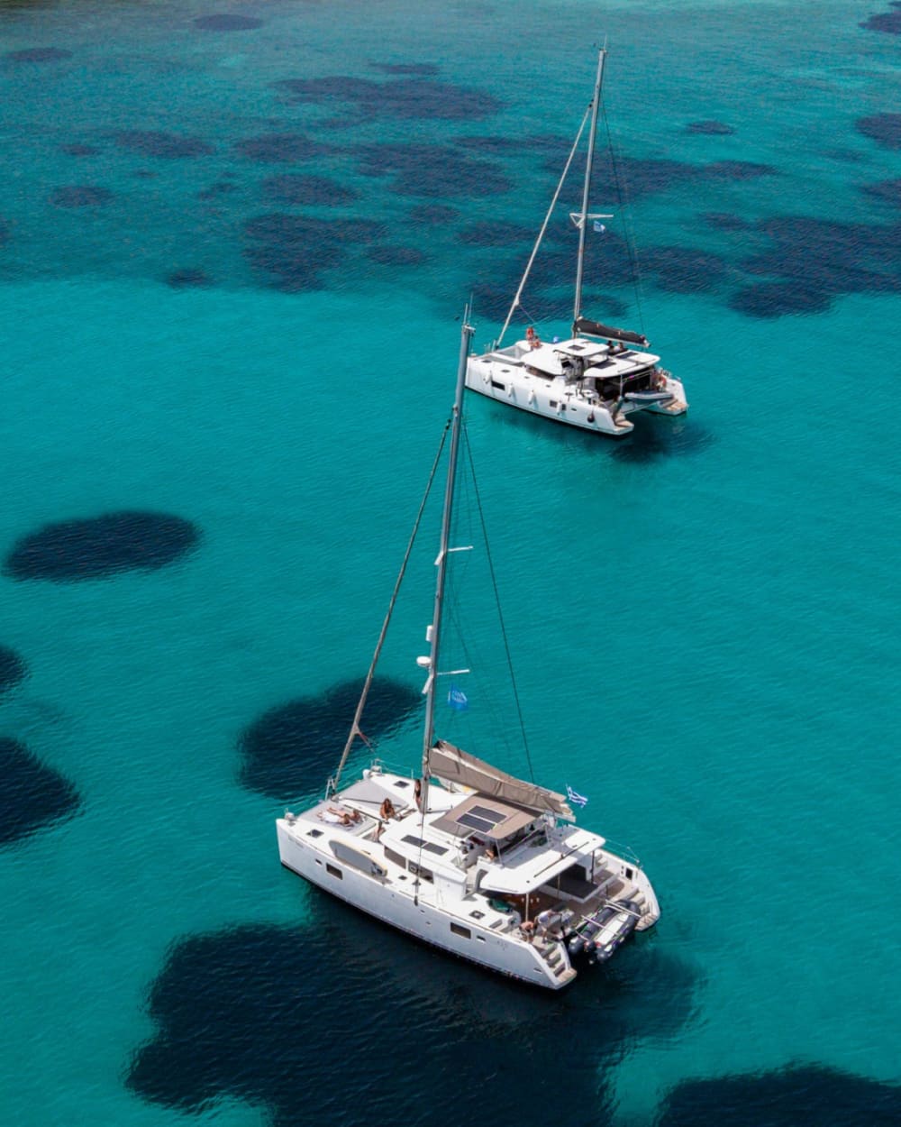 Preparatevi alla gioia: una giornata intera di autentica navigazione a vela ad Atene su un catamarano.