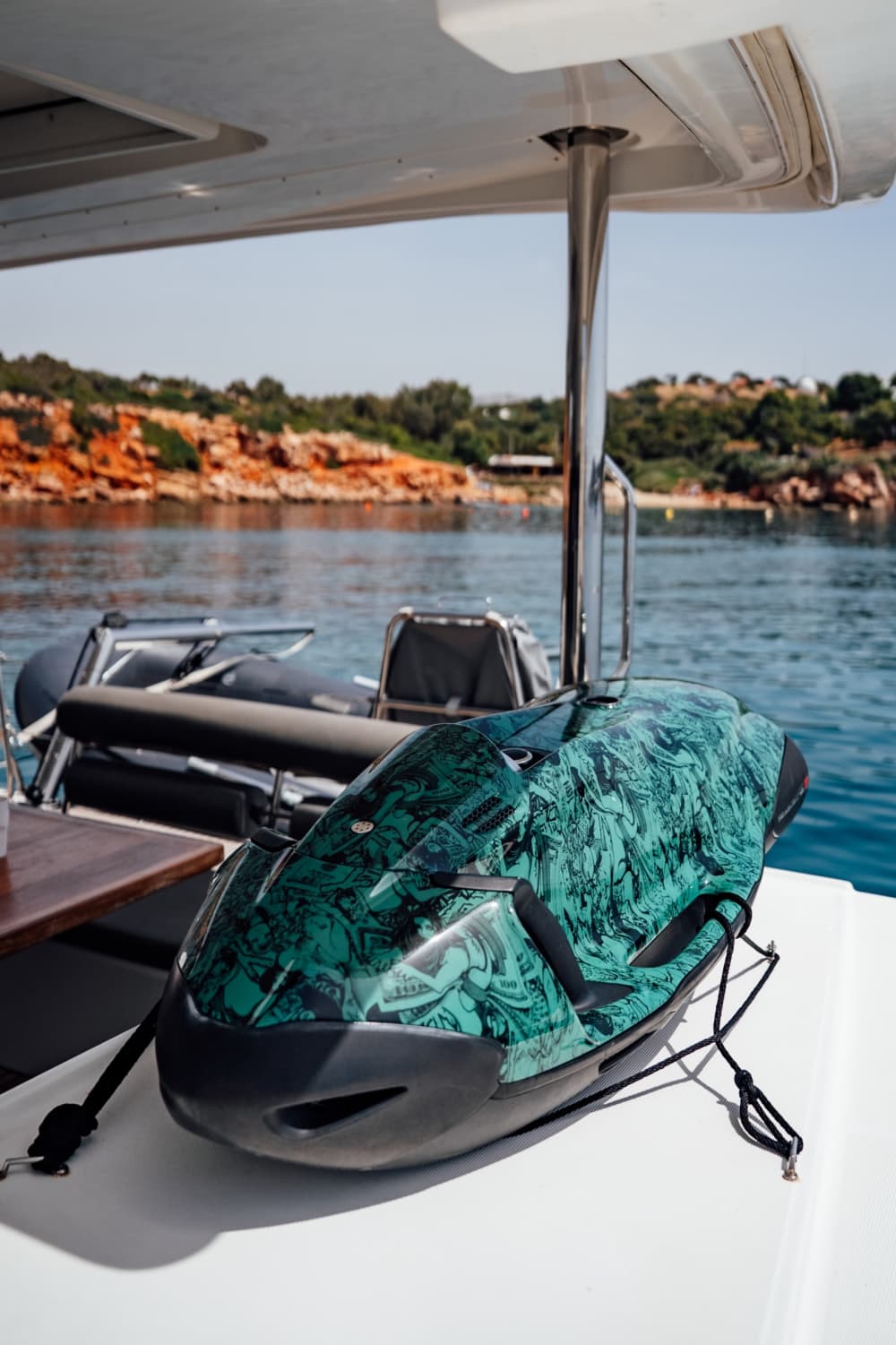Preparatevi alla gioia: una giornata intera di autentica navigazione a vela ad Atene su un catamarano.