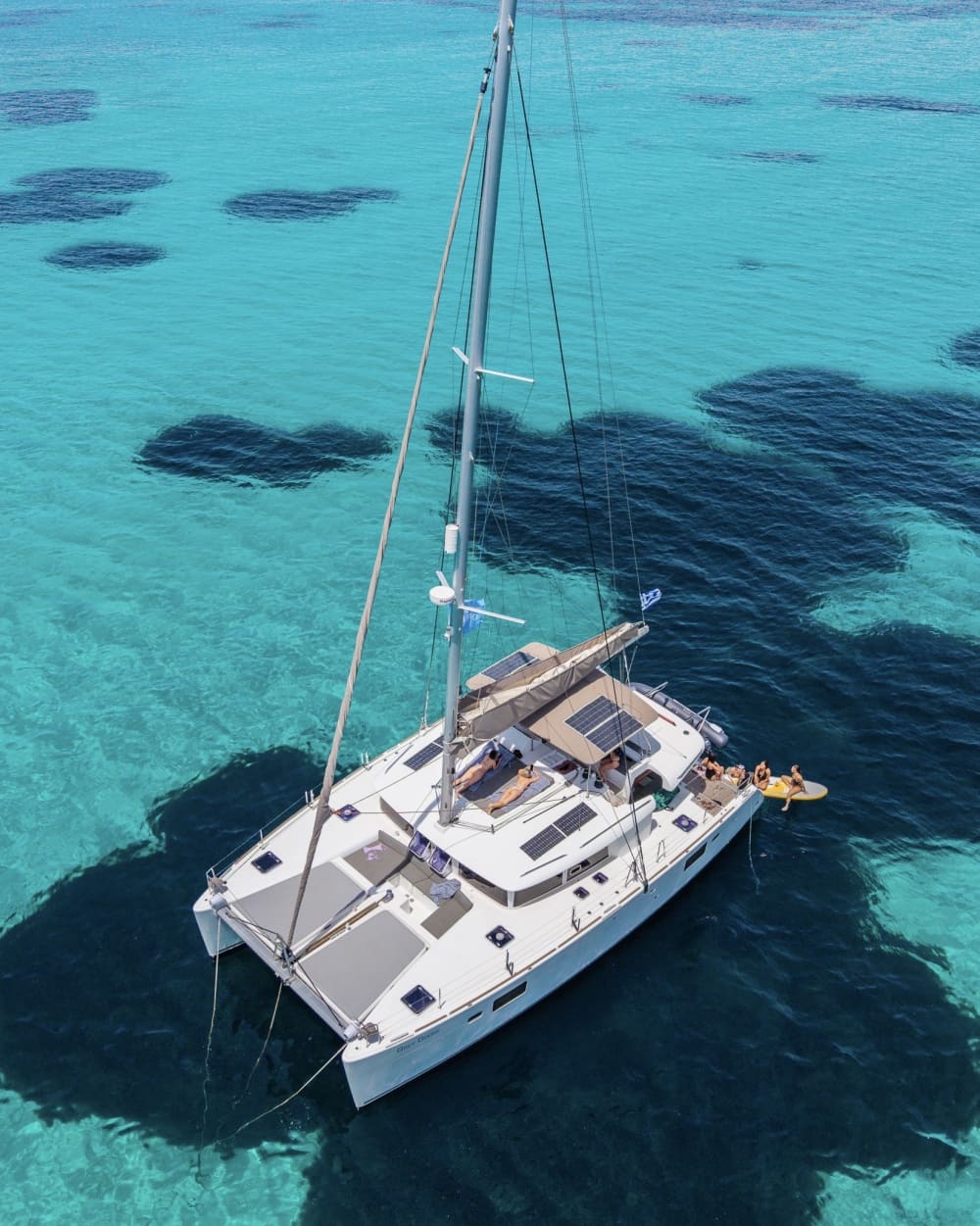 Preparatevi alla gioia: una giornata intera di autentica navigazione a vela ad Atene su un catamarano.