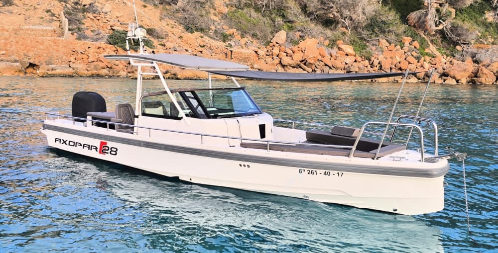 Прогулка на катере на закате в Санта-Понсе – золотой час на Майорке.