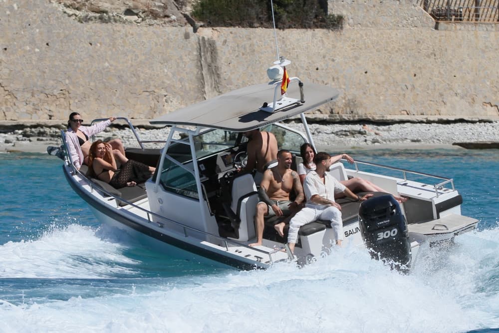 Båttur i Mallorcas vikar · 4 timmar all inclusive | Axopar 28 med skeppare, mat, dryck, paddelsurfing och snorkling