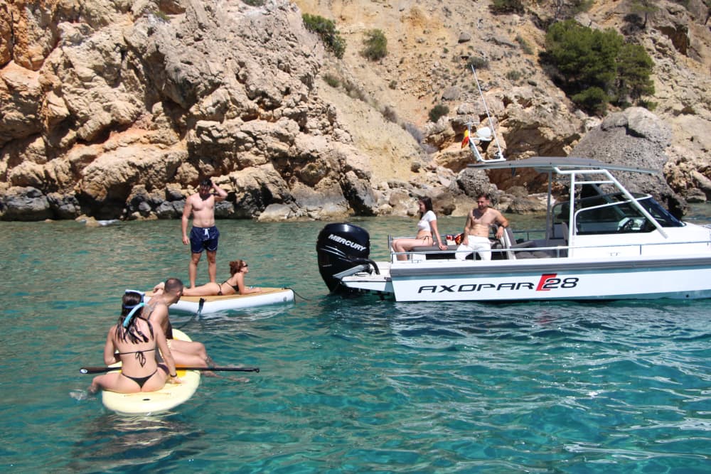 Båttur i Mallorcas vikar · 4 timmar all inclusive | Axopar 28 med skeppare, mat, dryck, paddelsurfing och snorkling