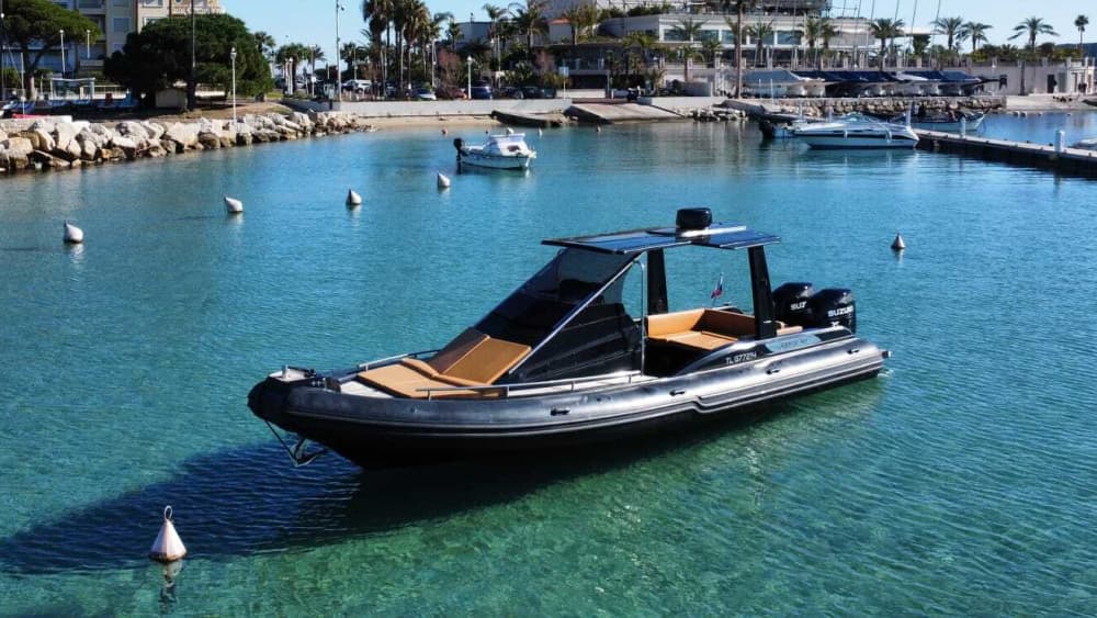 Rilassatevi a Cannes: 9 ore di sole su un motoscafo.