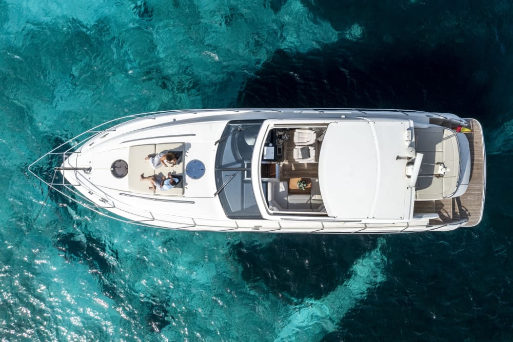 Exclusive tandem formed by the elegant Princess V53 and the versatile Zodiac Superhawk 800
