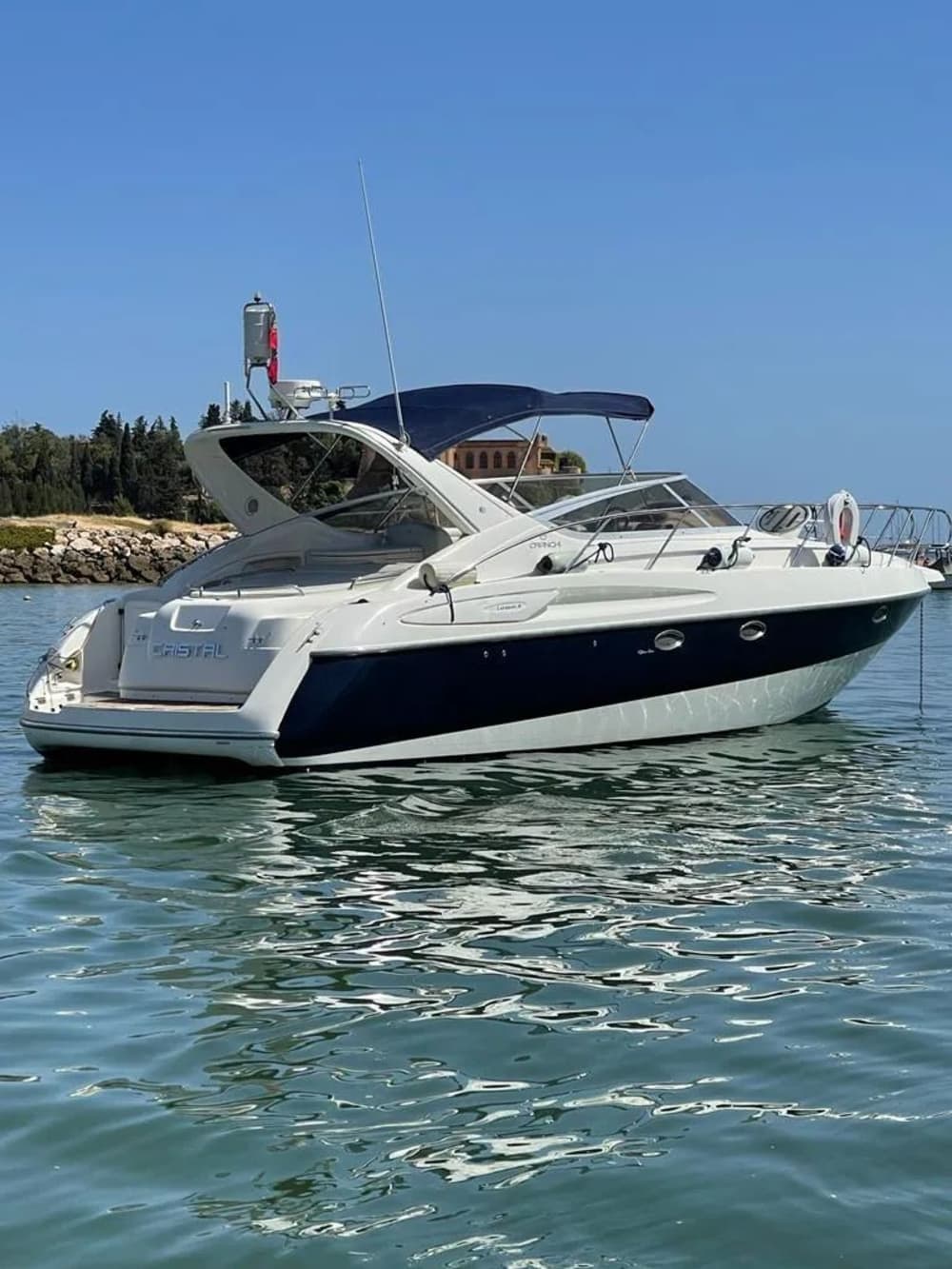 Descubre Saint-Tropez: Un día completo de sol en una lancha motora.