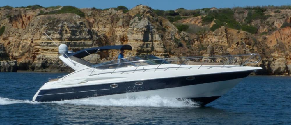 Descubre Saint-Tropez: Un día completo de sol en una lancha motora.