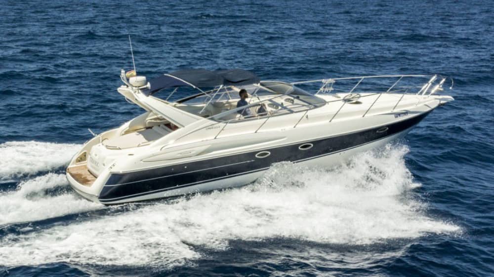 Descubre Saint-Tropez: Un día completo de sol en una lancha motora.