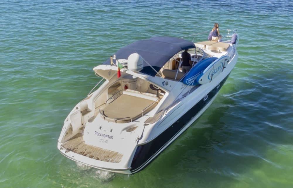 Descubre Saint-Tropez: Un día completo de sol en una lancha motora.