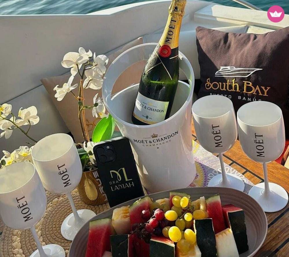 Medelhavsflykt: Heldagsbåttur med vattenskoj och förfriskningar