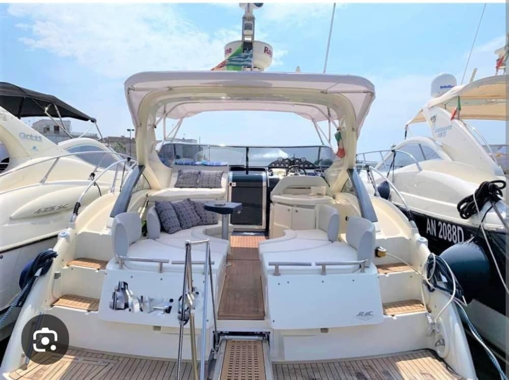 Scopri Formia a bordo di un motoscafo per 9 ore e 30 minuti.