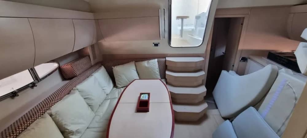 Scopri Formia a bordo di un motoscafo per 9 ore e 30 minuti.