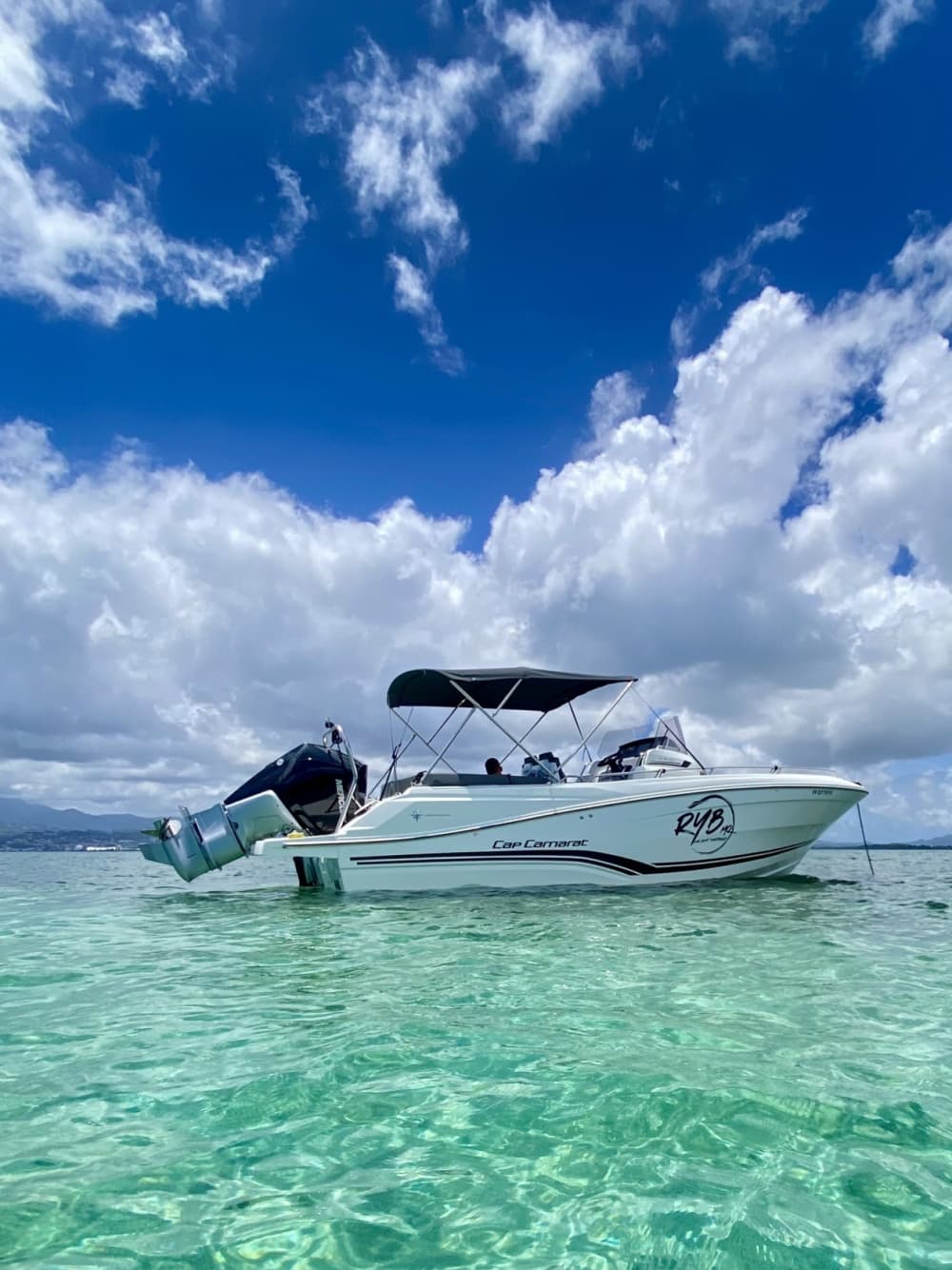 Explorez Fort-de-France en bateau : une journée complète sur l'eau à bord d'un bateau à moteur