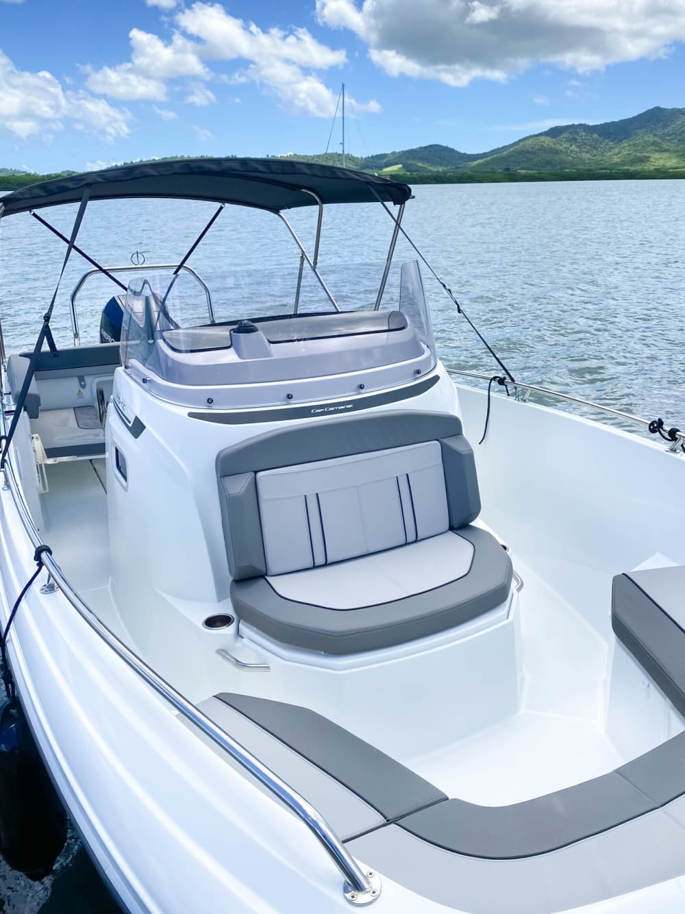 Explorez Fort-de-France en bateau : une journée complète sur l'eau à bord d'un bateau à moteur